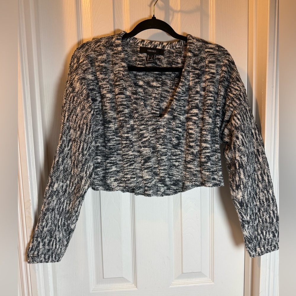 CROPPED Forever 21 Black and White Variegated V-Neck  Sweater Pull On Cozy Warm